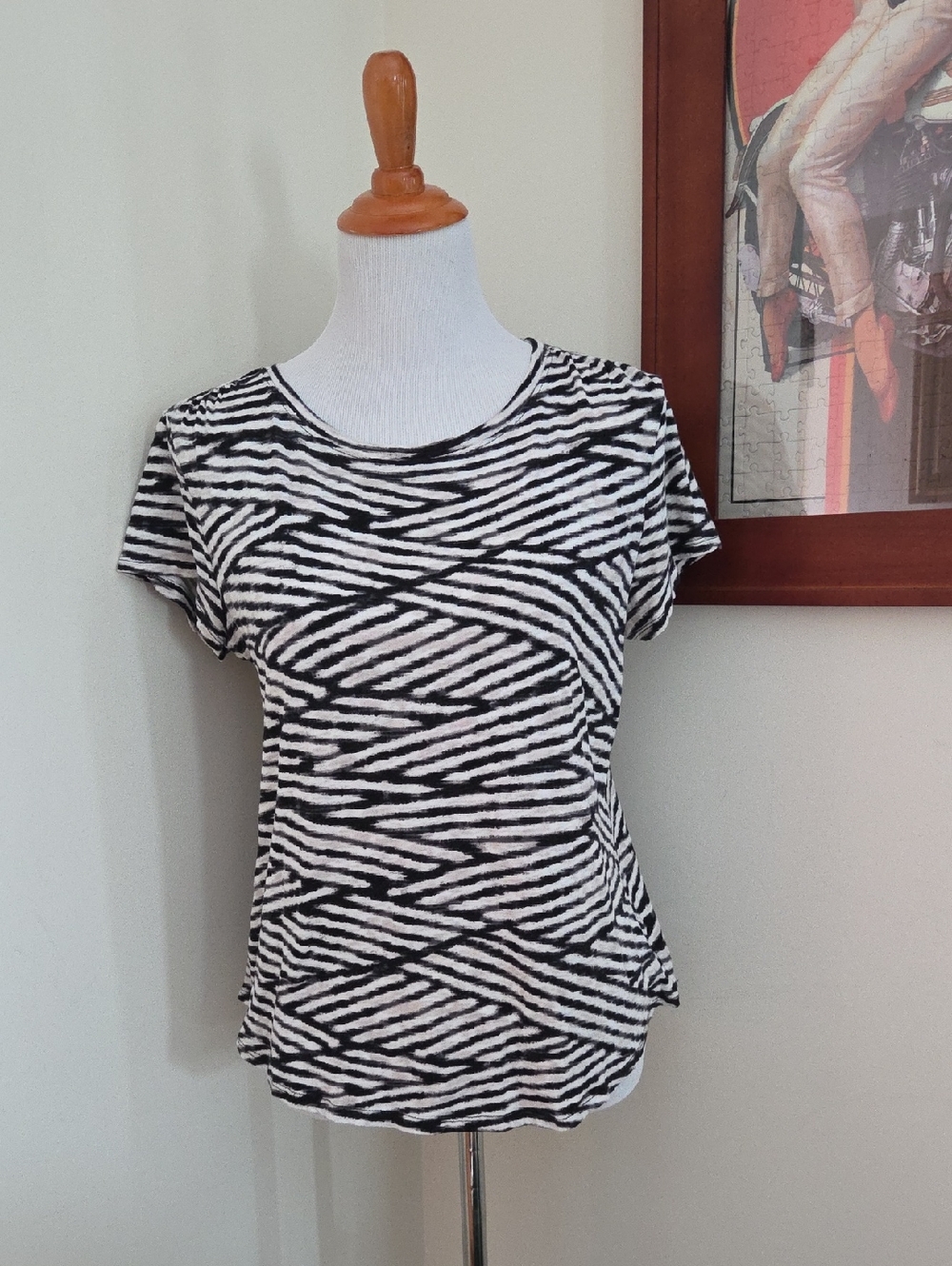 Daisy Fuentes Black, Tan, and White Abstract Stripe Short Sleeve Tee